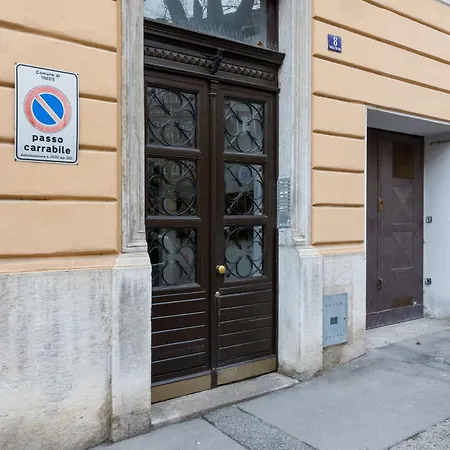 Con Parcheggio A Trieste, Neruda