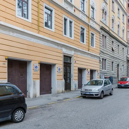 Con Parcheggio A Trieste, Neruda Triëst