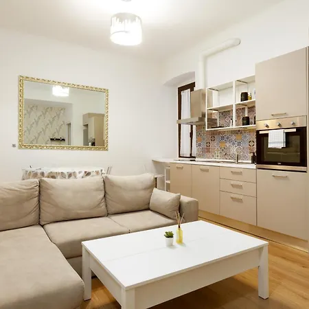 Tra Mare E Citta, Neruda A Apartment *