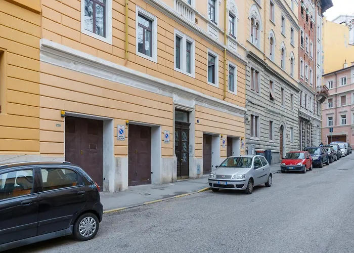 Con Parcheggio A Trieste, Neruda ترييستي